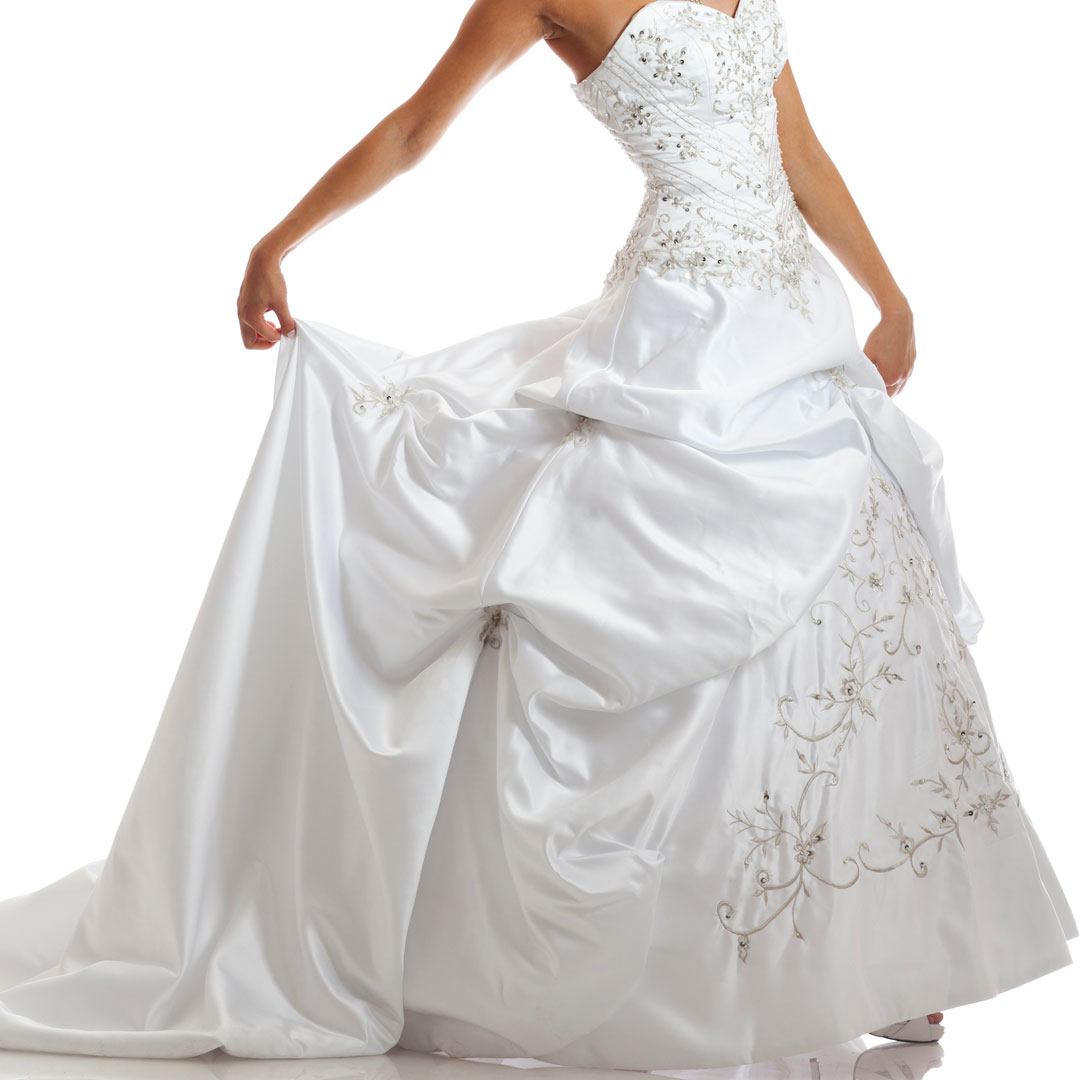 Frau trägt Ihr vom Schmutz befreites weißes Brautkleid nach der Brautkleidreinigung.